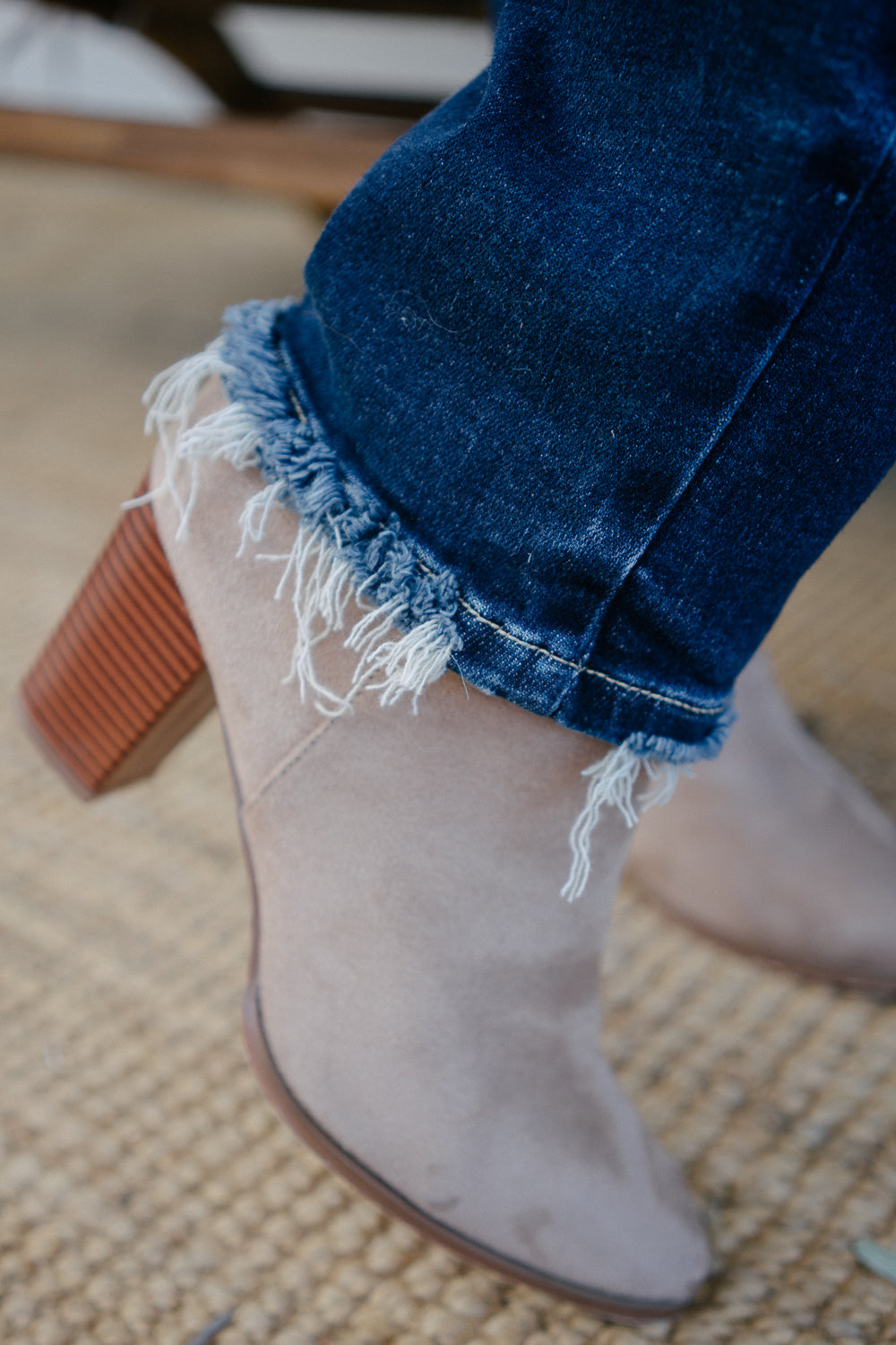 Lisse Mid Rise Ripped Straight Fit Jeans - Image 7