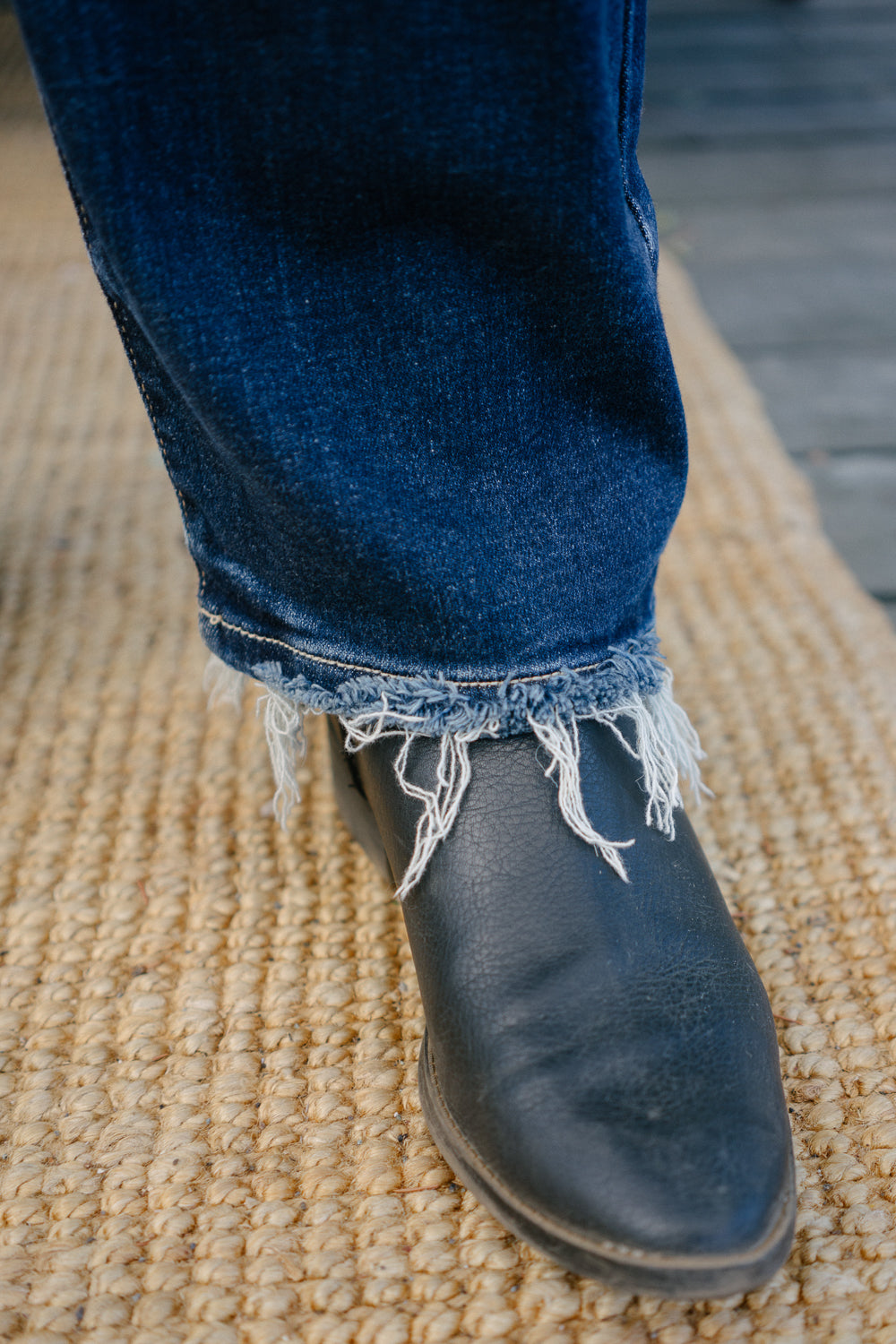 Lisse Mid Rise Ripped Straight Fit Jeans - PLUS - Image 9