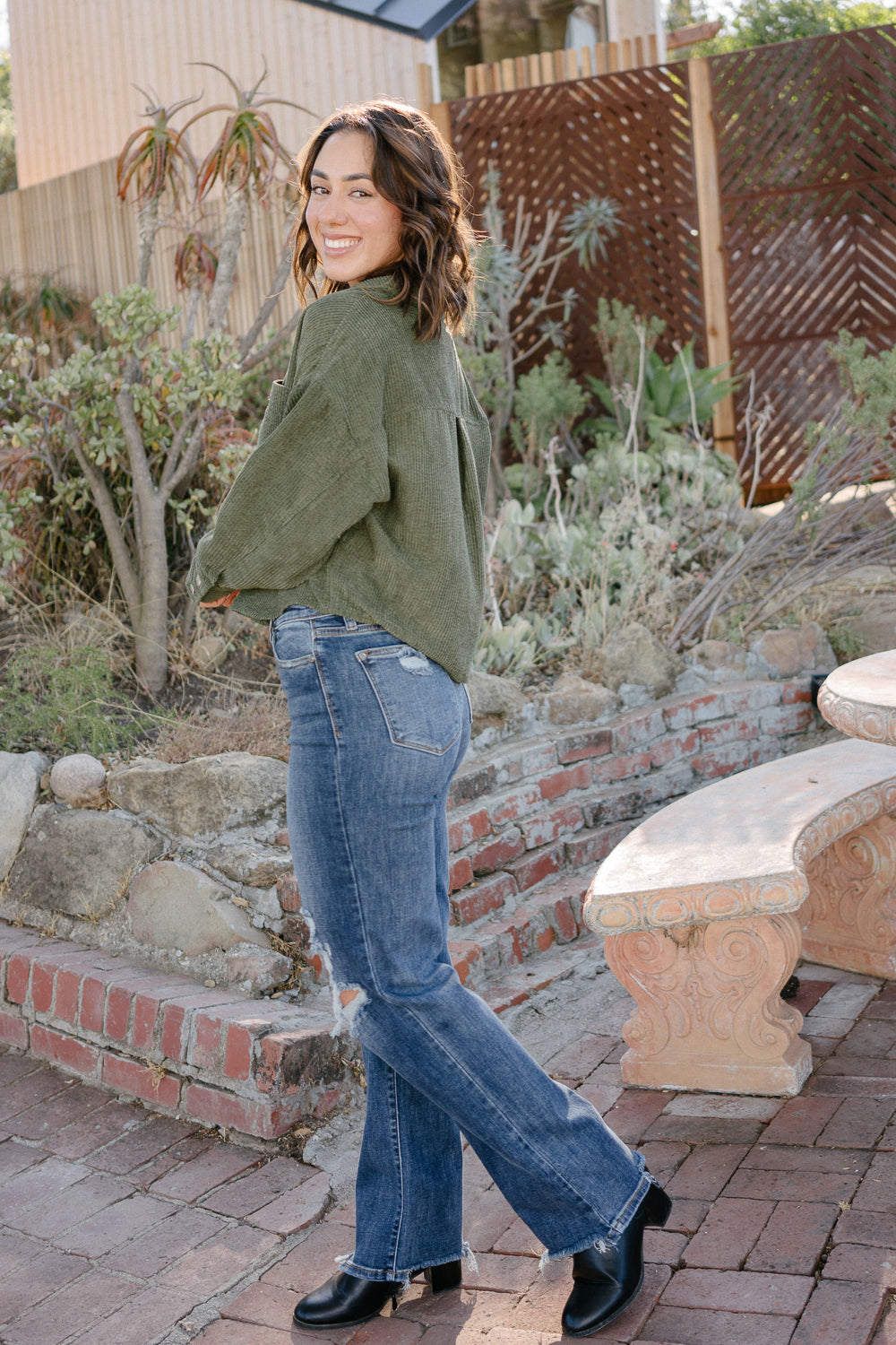 Maddie High Rise 90's Distressed Knee Straight Fit - Image 3