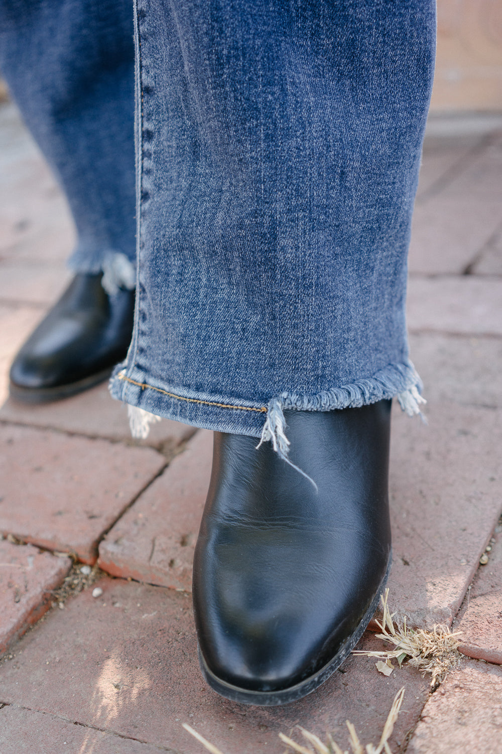 Maddie High Rise 90's Distressed Knee Straight Fit - Image 8