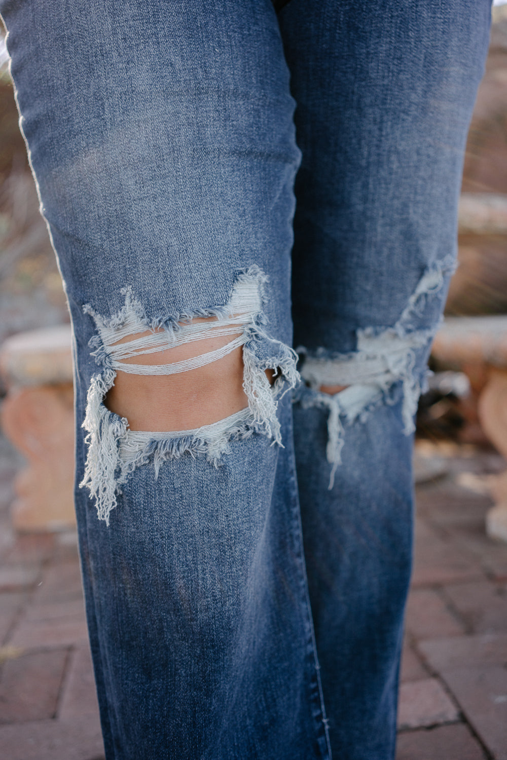 Maddie High Rise 90's Distressed Knee Straight Fit - PLUS - Image 5